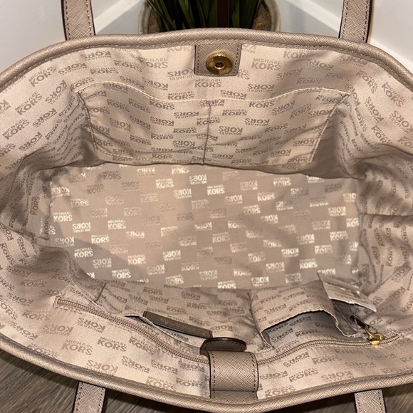 NWT. Michael Kors Taupe Tote Bag - Picture 5 of 8